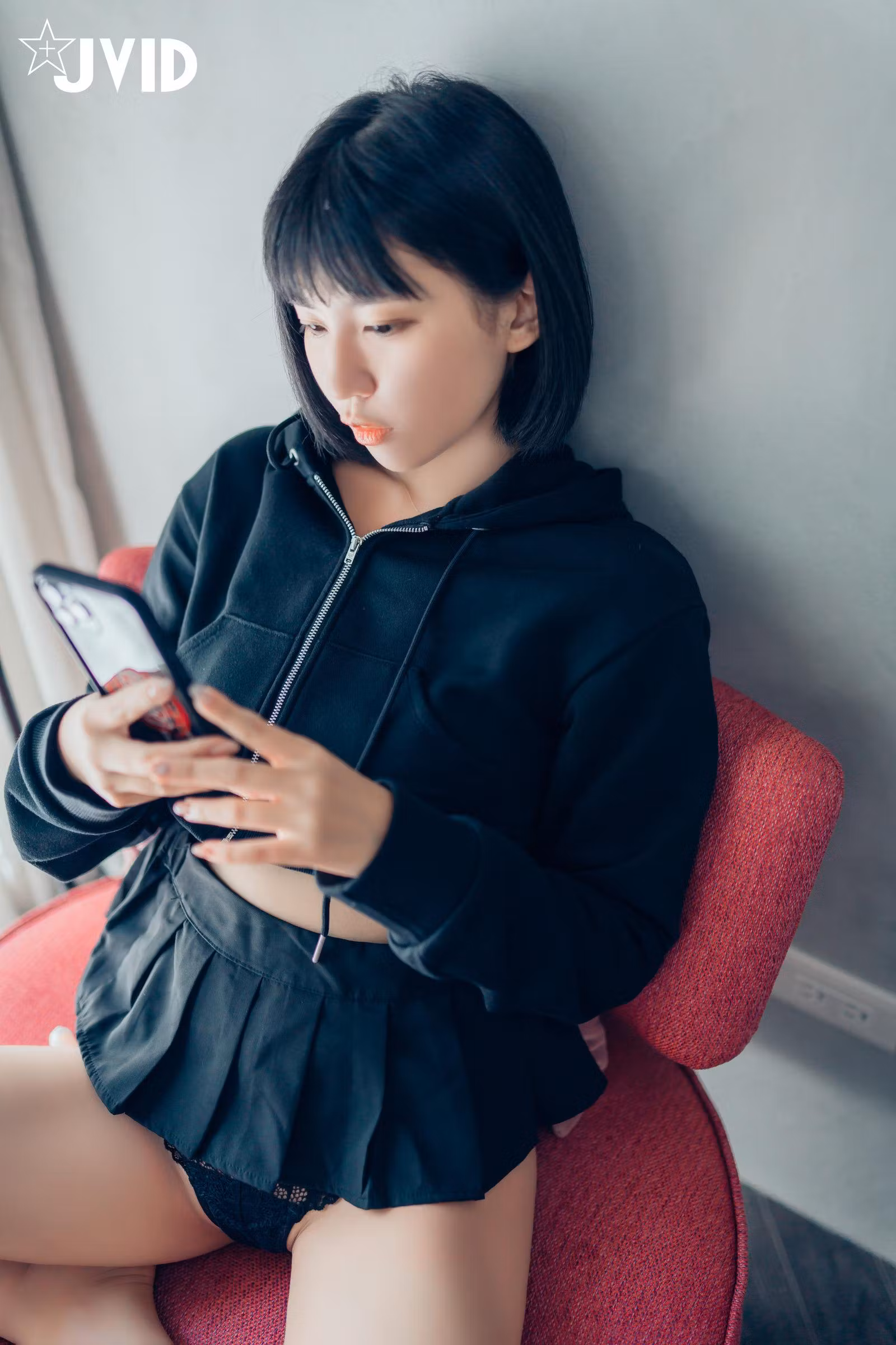 果寶寶与妍妍展示细腻肌肤与亲密眼神的卧室特写